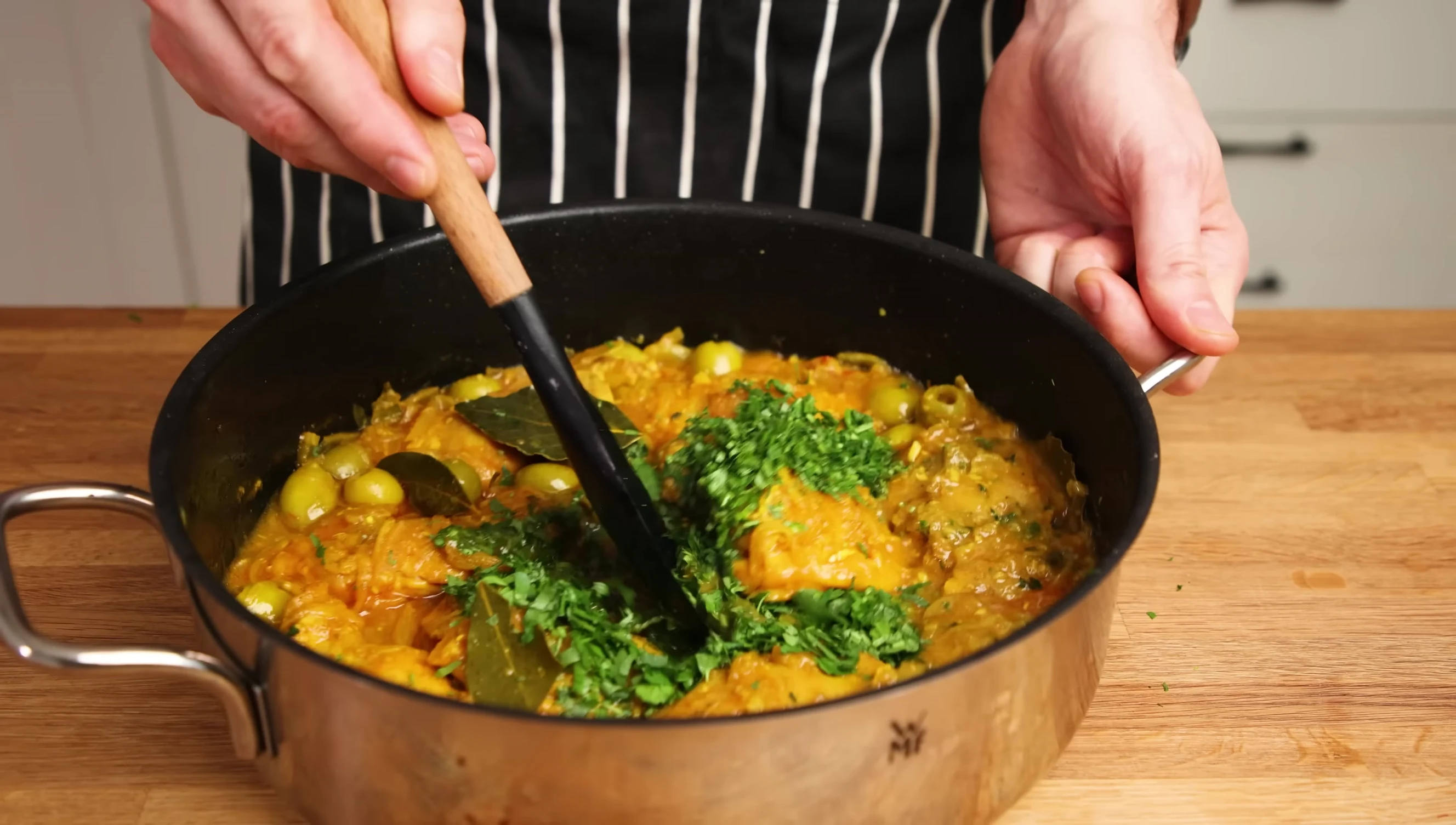 Ajout de sucre au Tajine