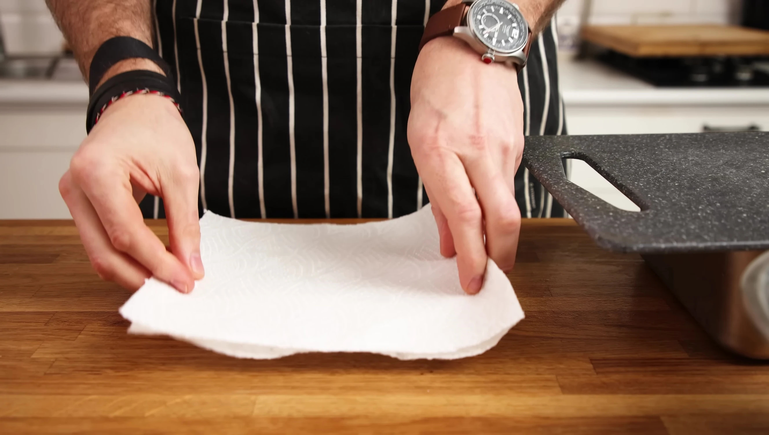Préparation du poulet sur une planche à découper