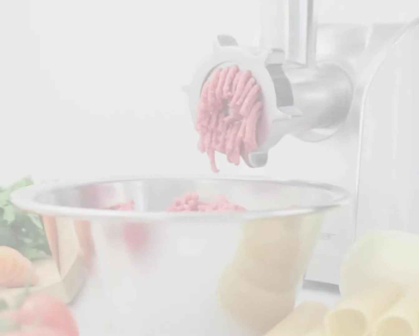 Gros plan sur le moteur puissant du robot hachoir.
