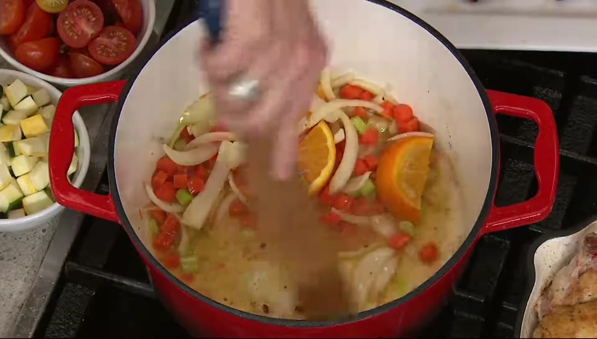 Ajout du jus d'orange à la recette.