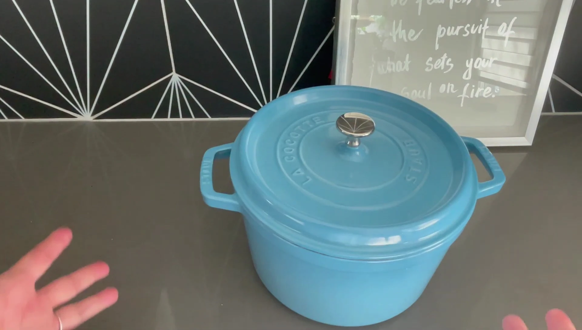 La cocotte sur une table, suggérant une portion pour 4 personnes