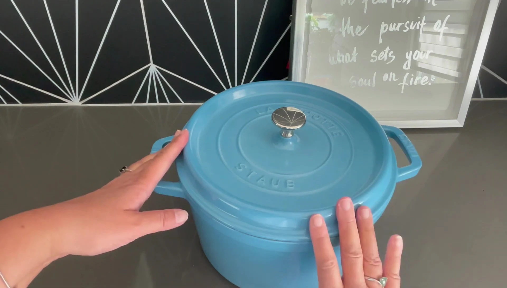 Gros plan montrant les dimensions de la cocotte