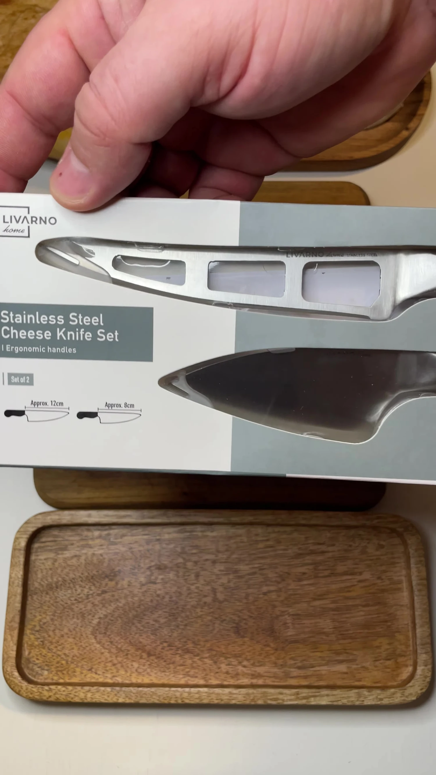 Gros plan sur les couteaux avec les poignées ergonomiques.