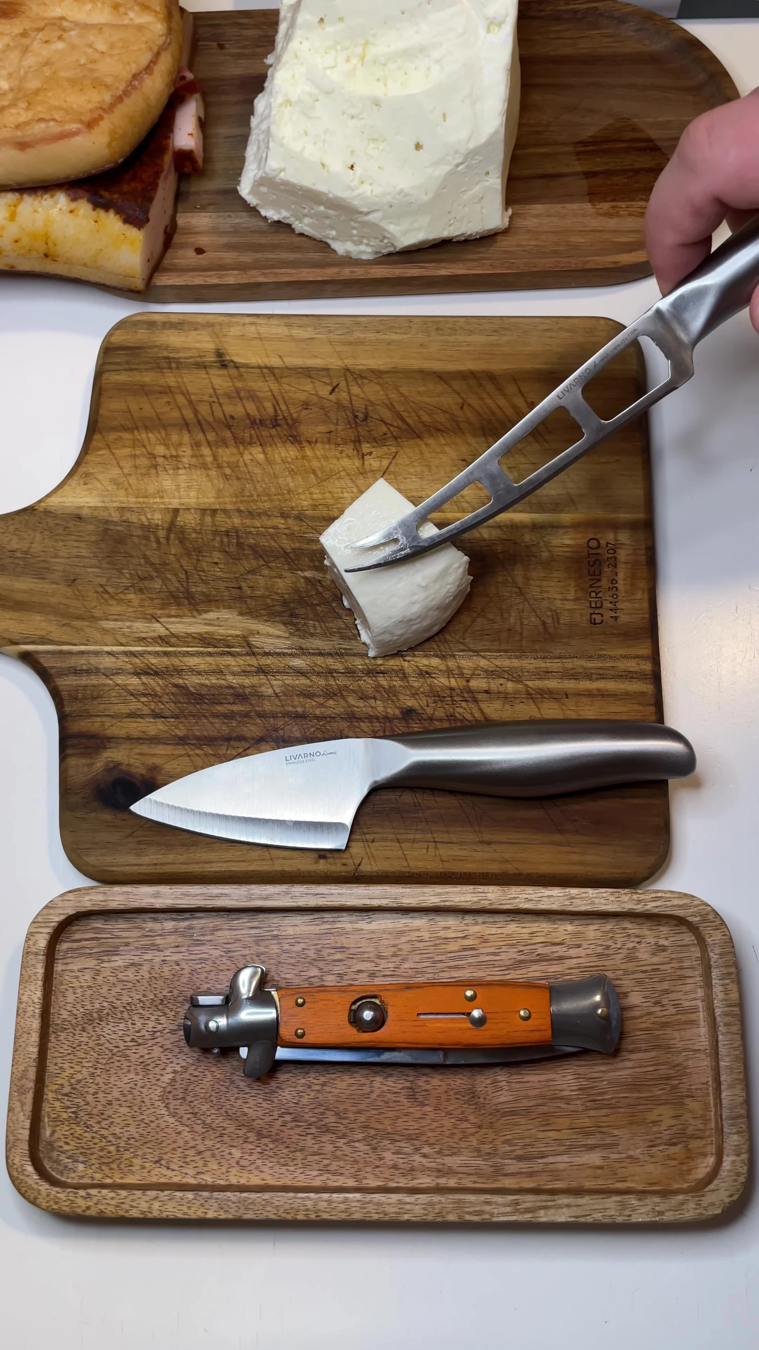 Démonstration de coupe du fromage à pâte molle.