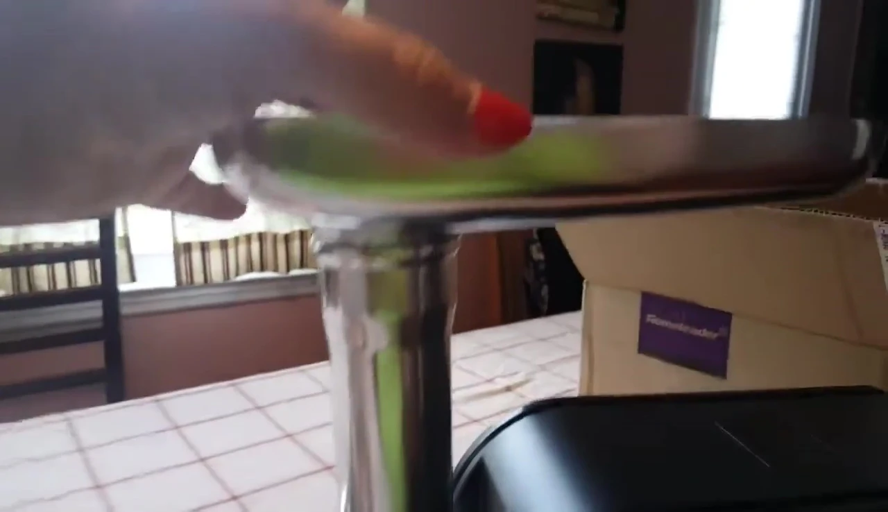 Le plateau de chargement et le poussoir.