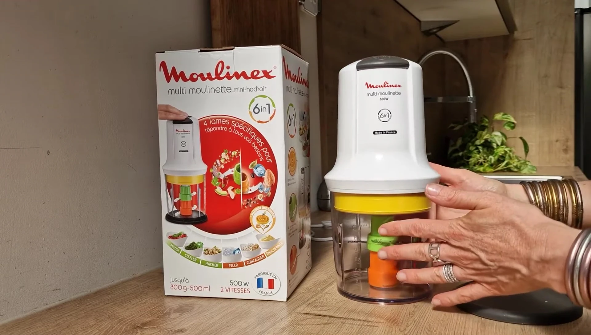 Gros plan sur la multimoulinette, montrant les différents éléments