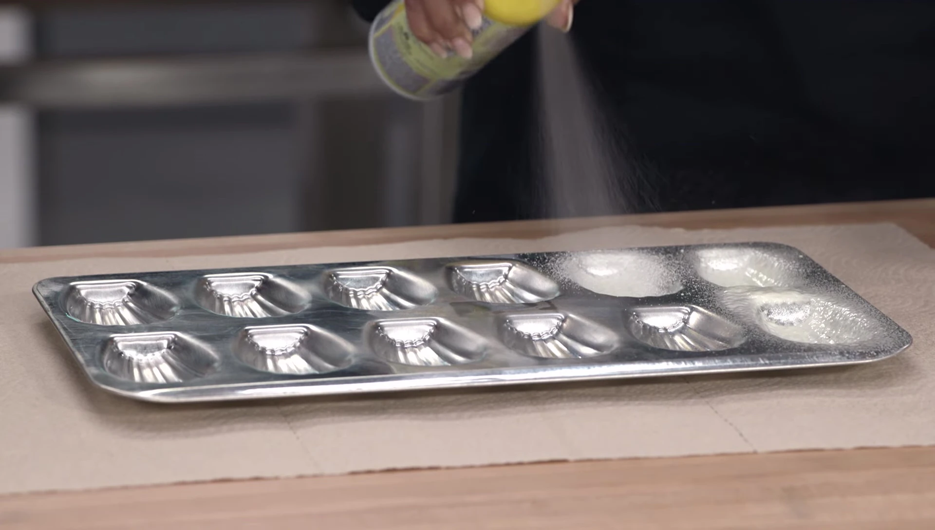 Préparation des moules à madeleines