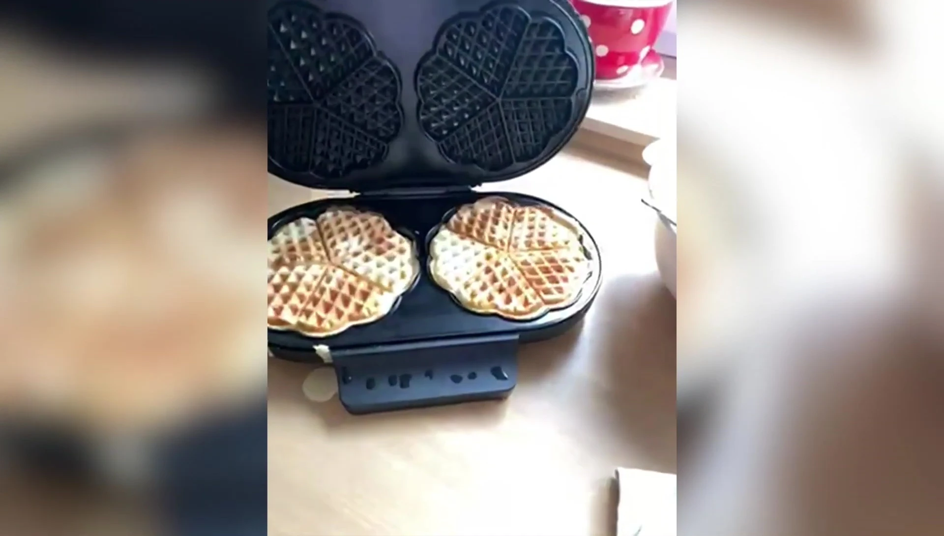 Gaufres en forme de cœur cuites dans le gaufrier Severin