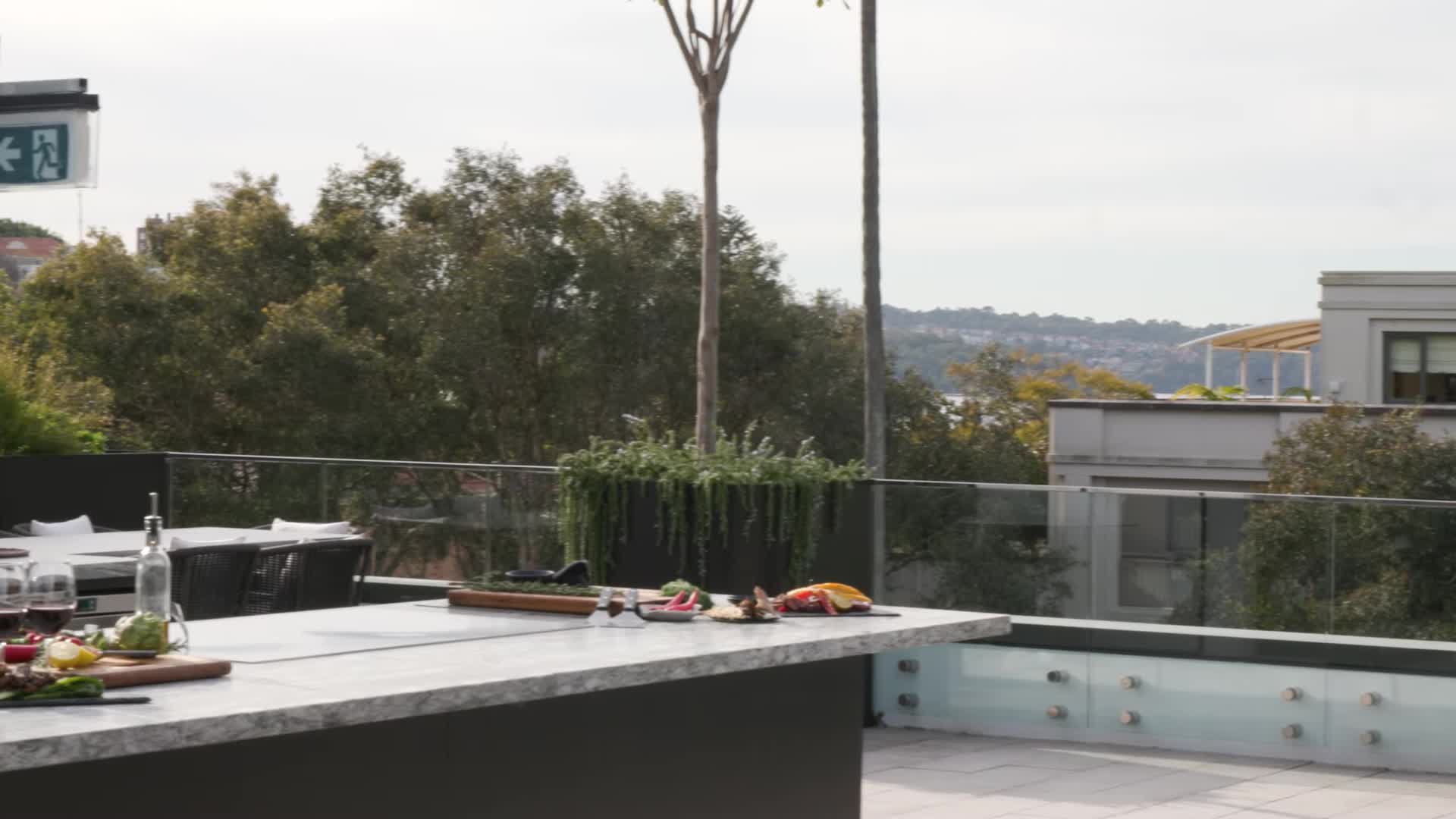 Vue générale du grill Cook N Dine sur un toit à Sydney