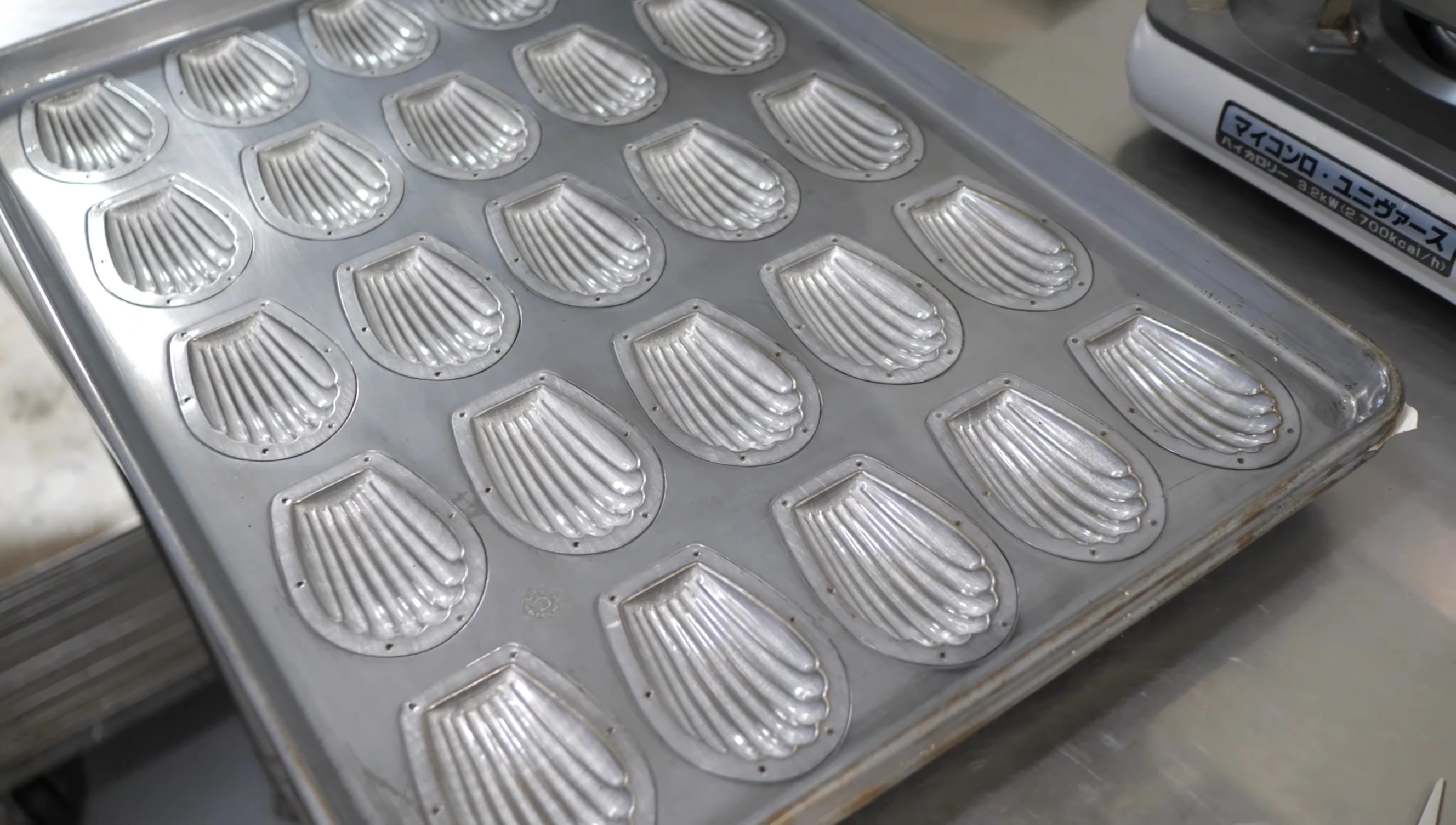Le moule à madeleines après rénovation, montrant sa surface lisse et neuve.