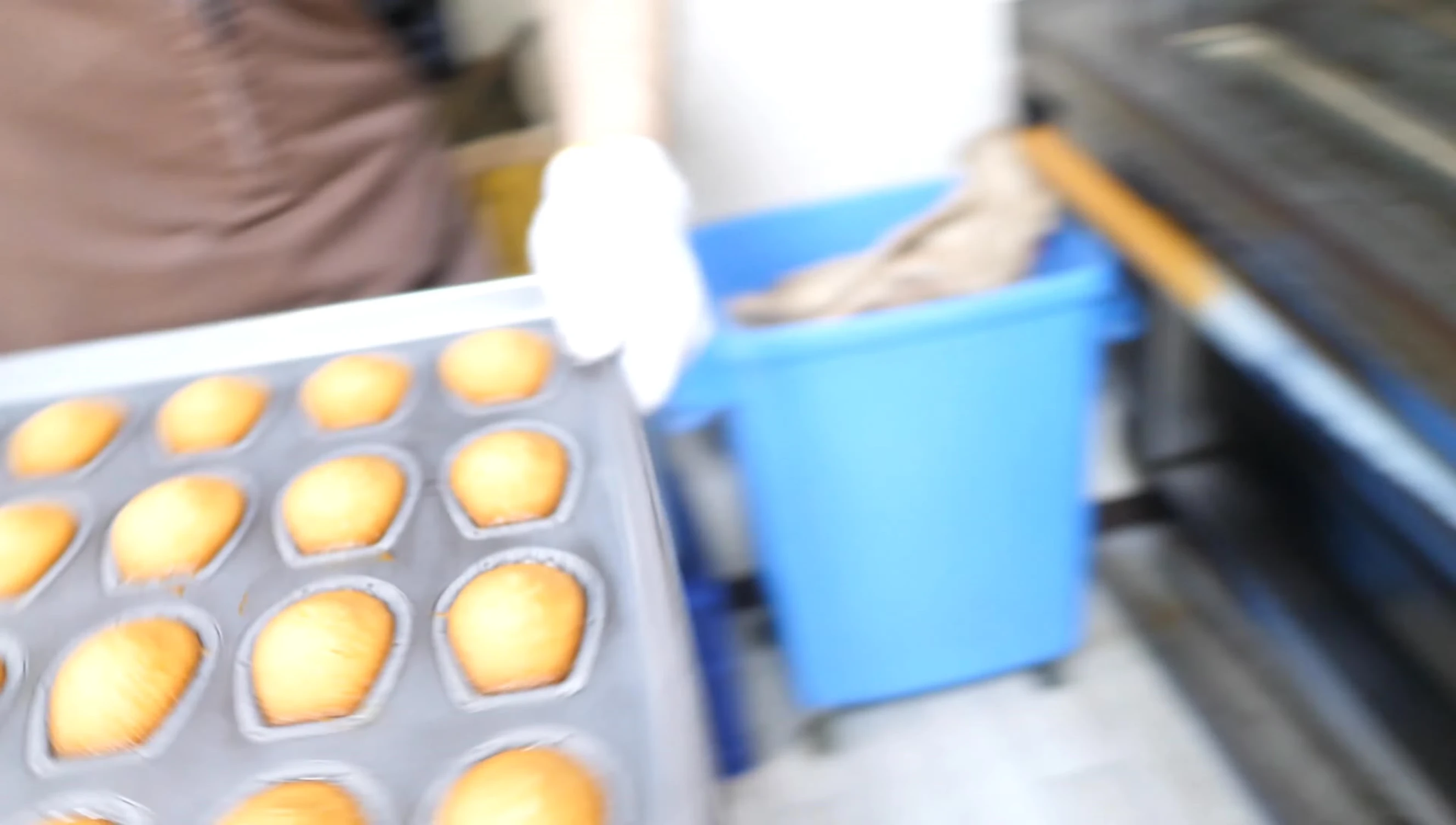 Les madeleines cuites, montrant leur couleur dorée et brillante.