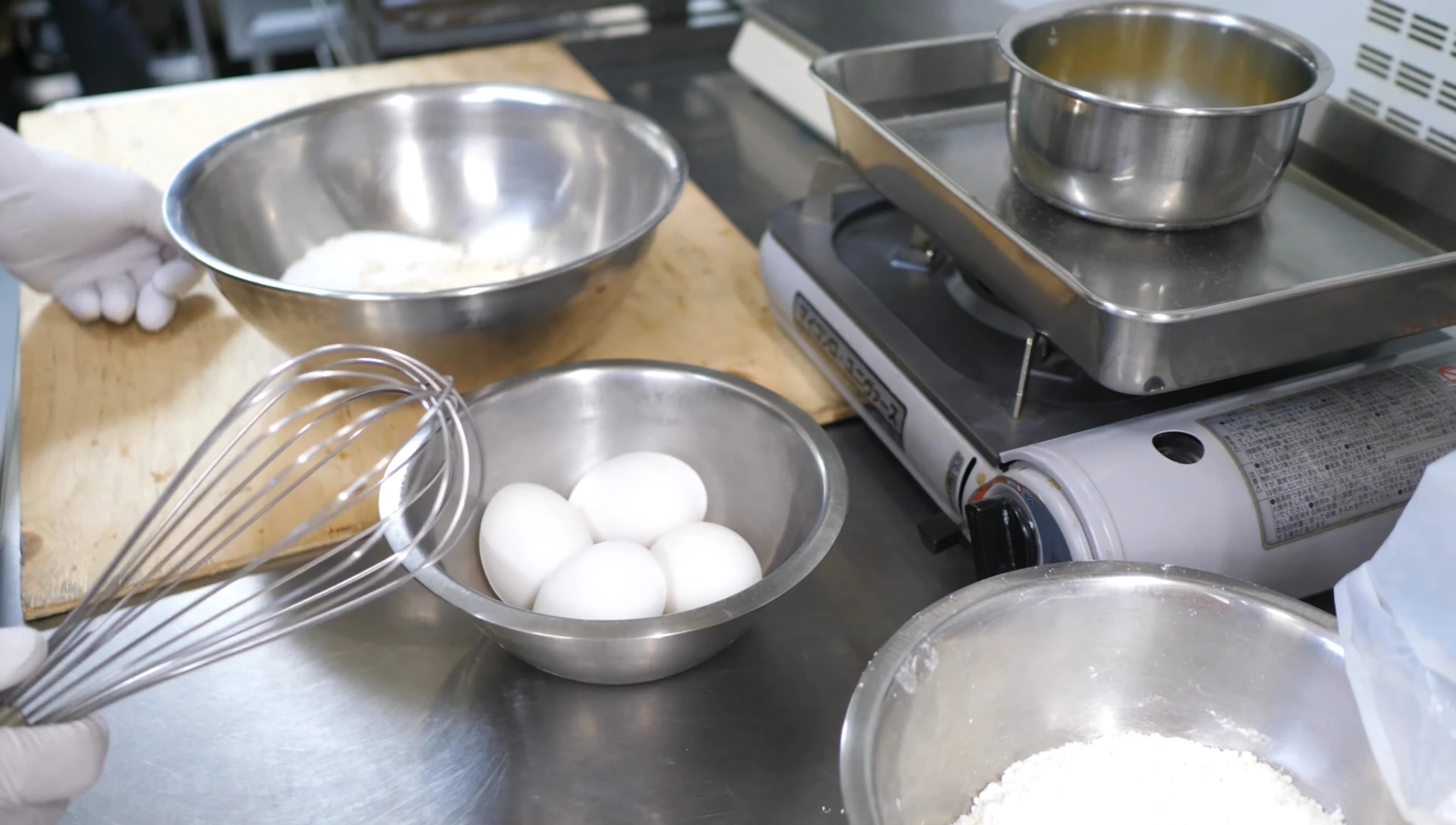 Préparation des ingrédients : sucre d'érable et sucre ordinaire.
