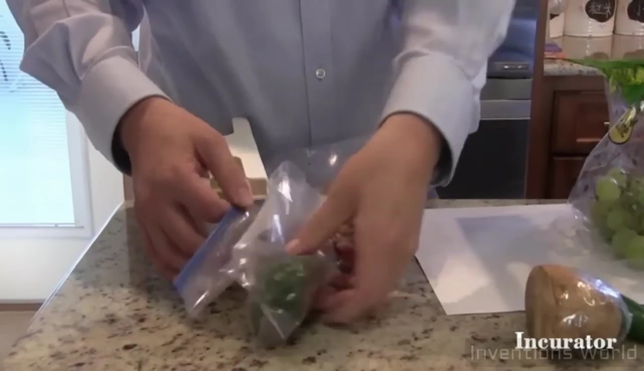 Image du réfrigérateur organisé avec les aliments clairement visibles.