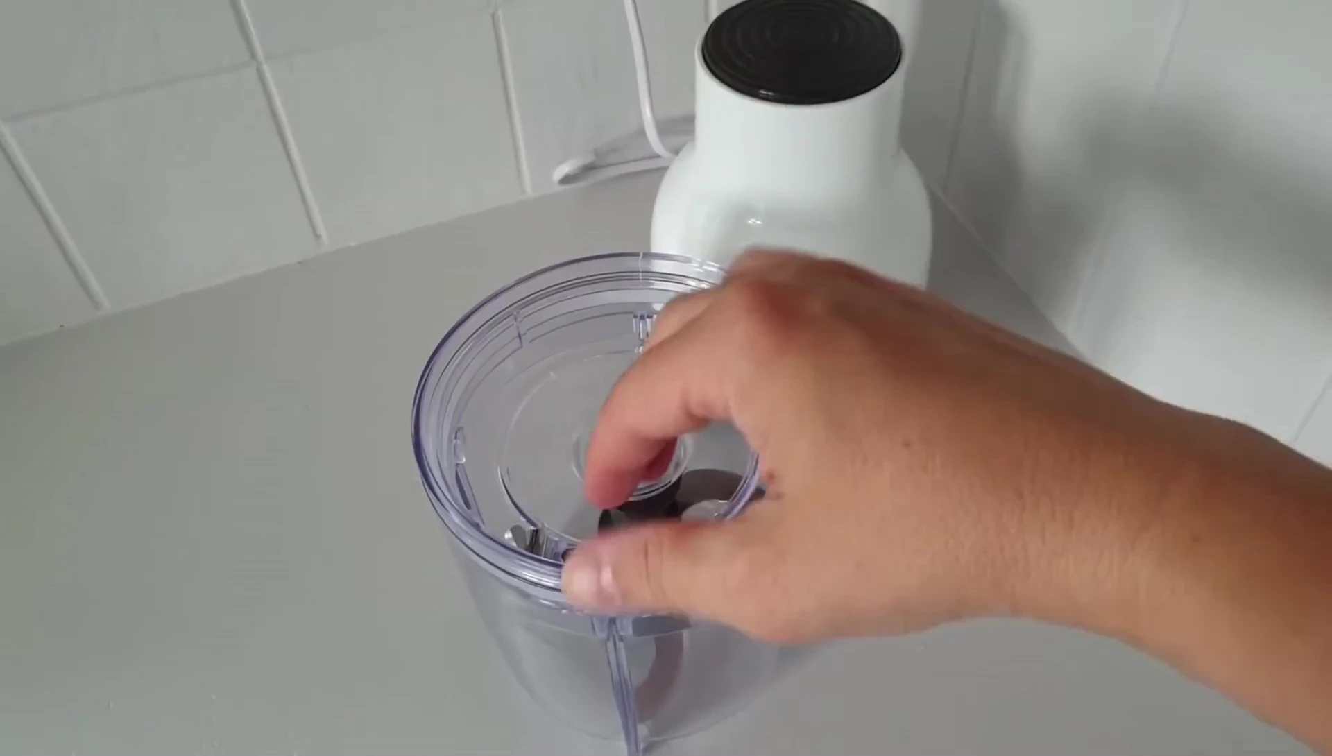 Gros plan sur le bol de 400 ml et le bouton marche/arrêt.