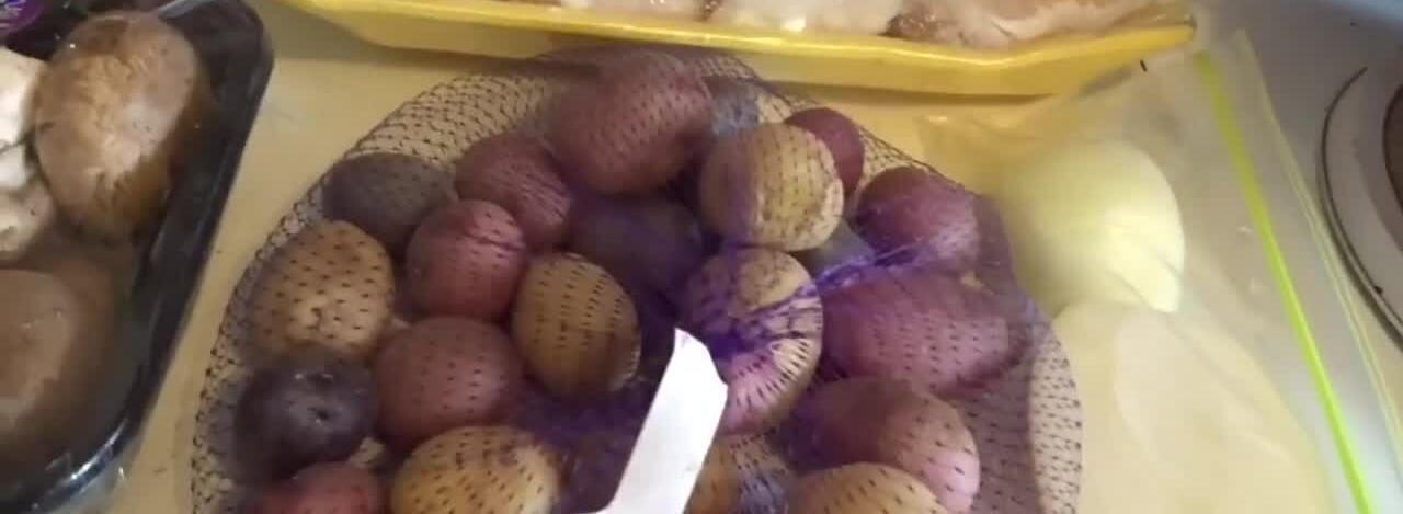 Gros plan sur les pommes de terre et les légumes
