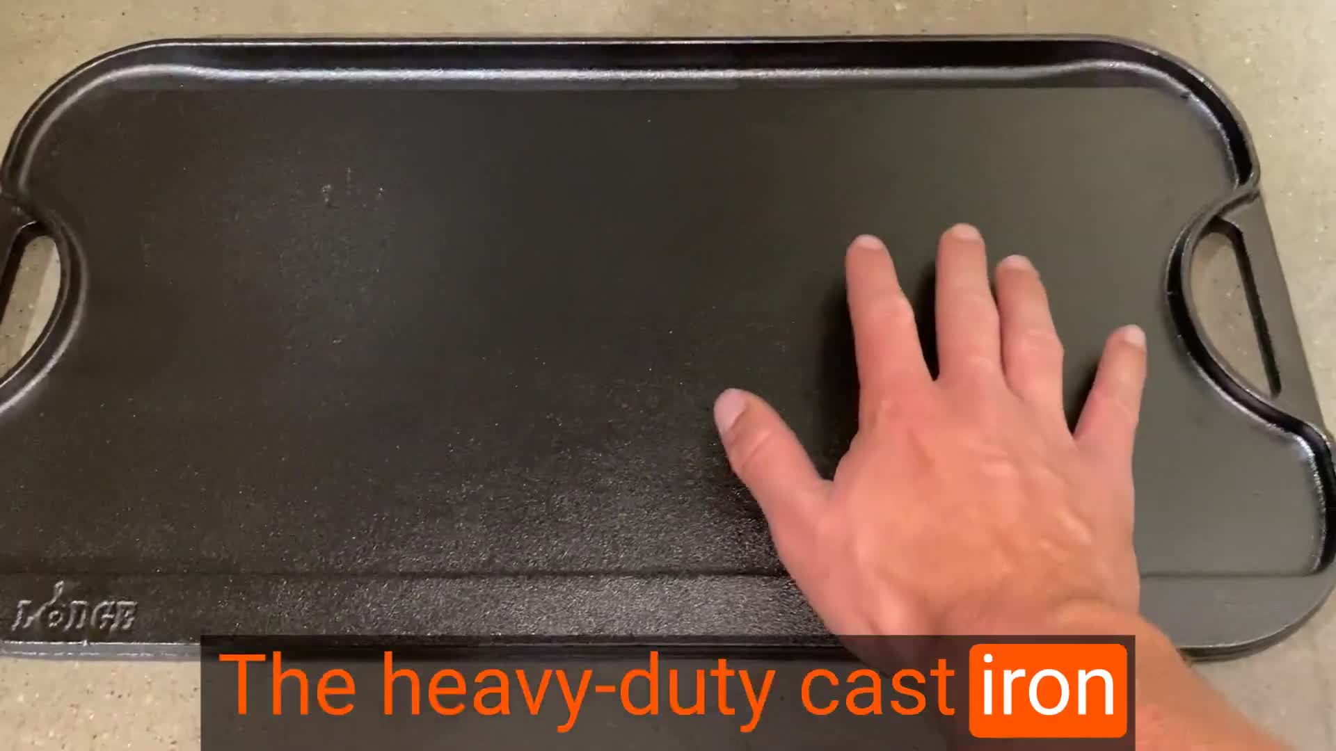 Gros plan sur la plaque de cuisson Lodge Pro en fonte, montrant sa surface.