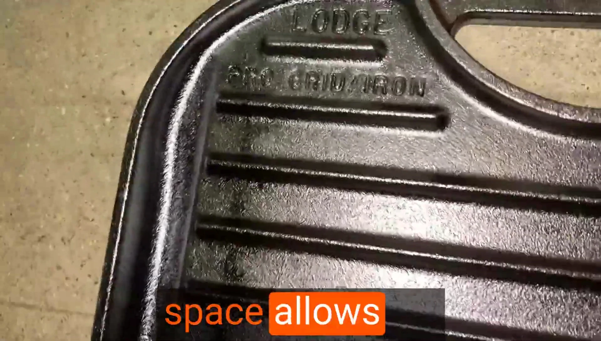 Vue de la plaque en utilisation, montrant plusieurs aliments en cours de cuisson.