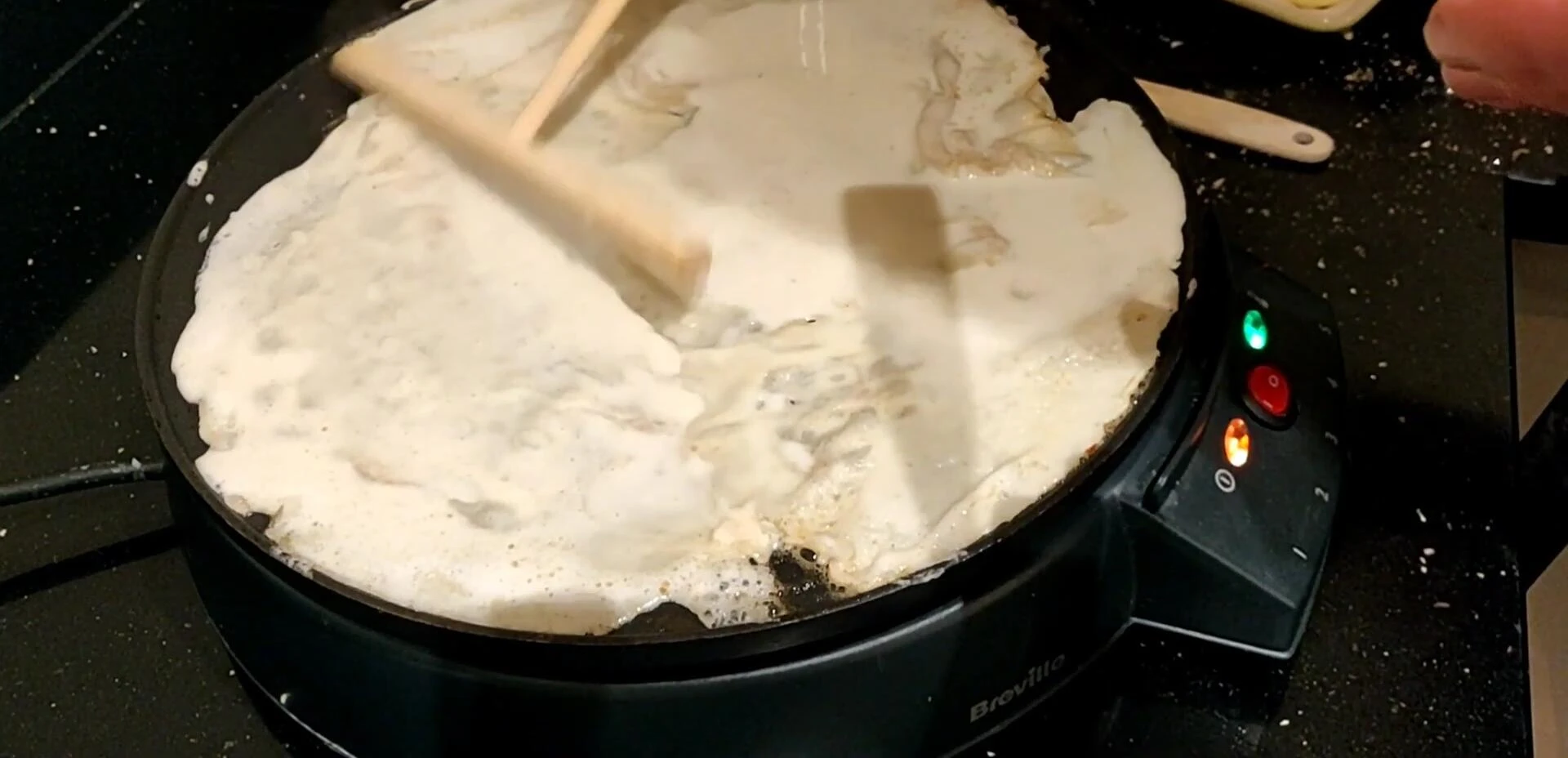 Préparation de plusieurs crêpes simultanément sur la crêpière.