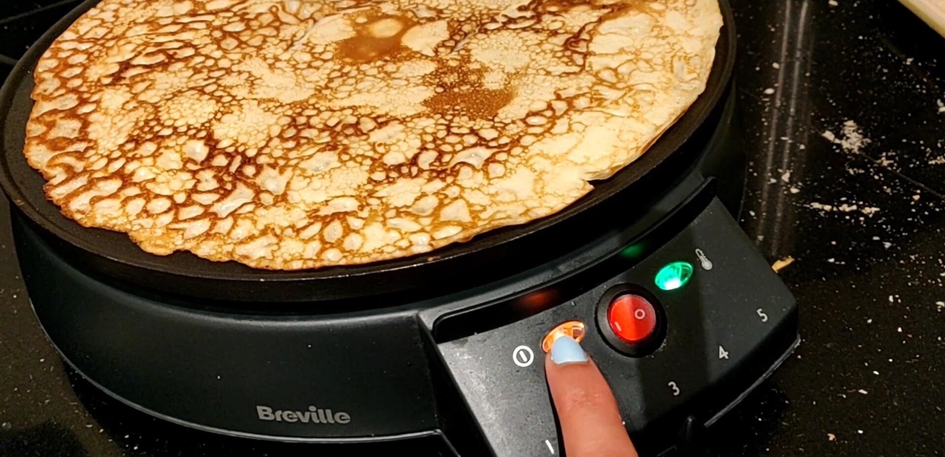 La utilisatrice exprime son enthousiasme pour la crêpière Breville.