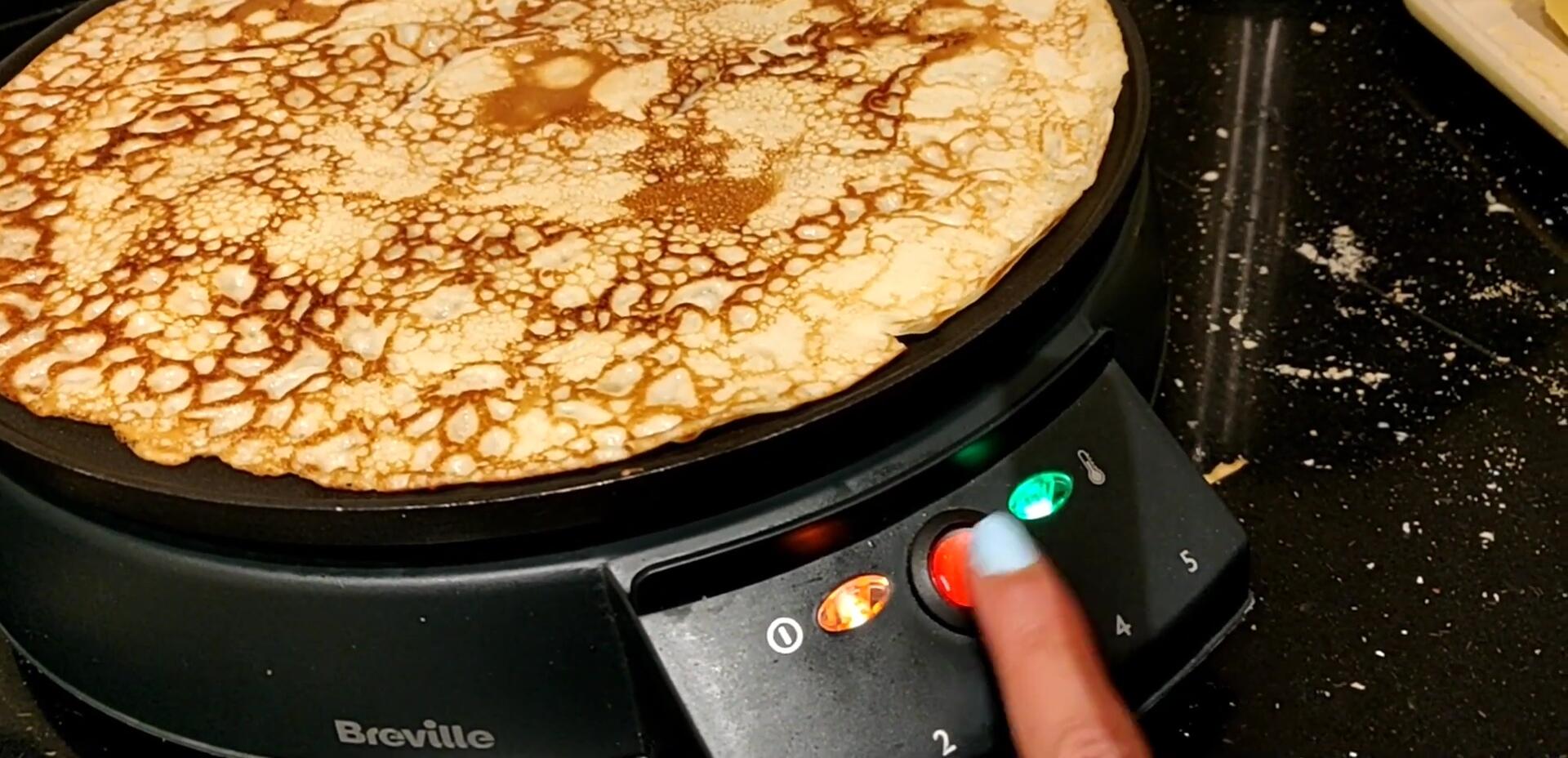 Gros plan sur l'indicateur lumineux de la crêpière Breville.