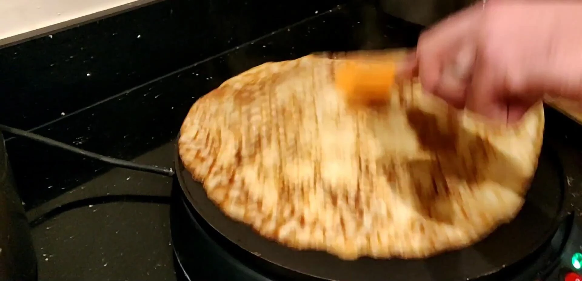 Préparation de crêpes Suzette sur la crêpière Breville.