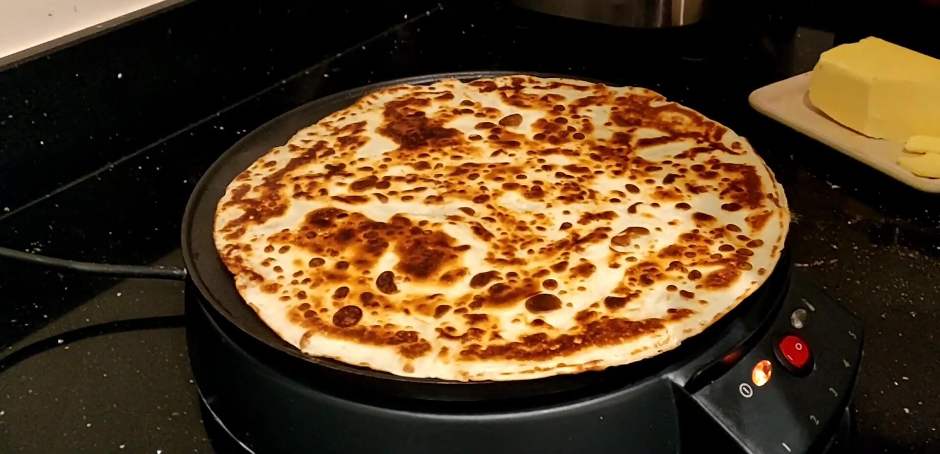 Vue d'ensemble de la crêpière Breville, soulignant sa légèreté et sa compacité.