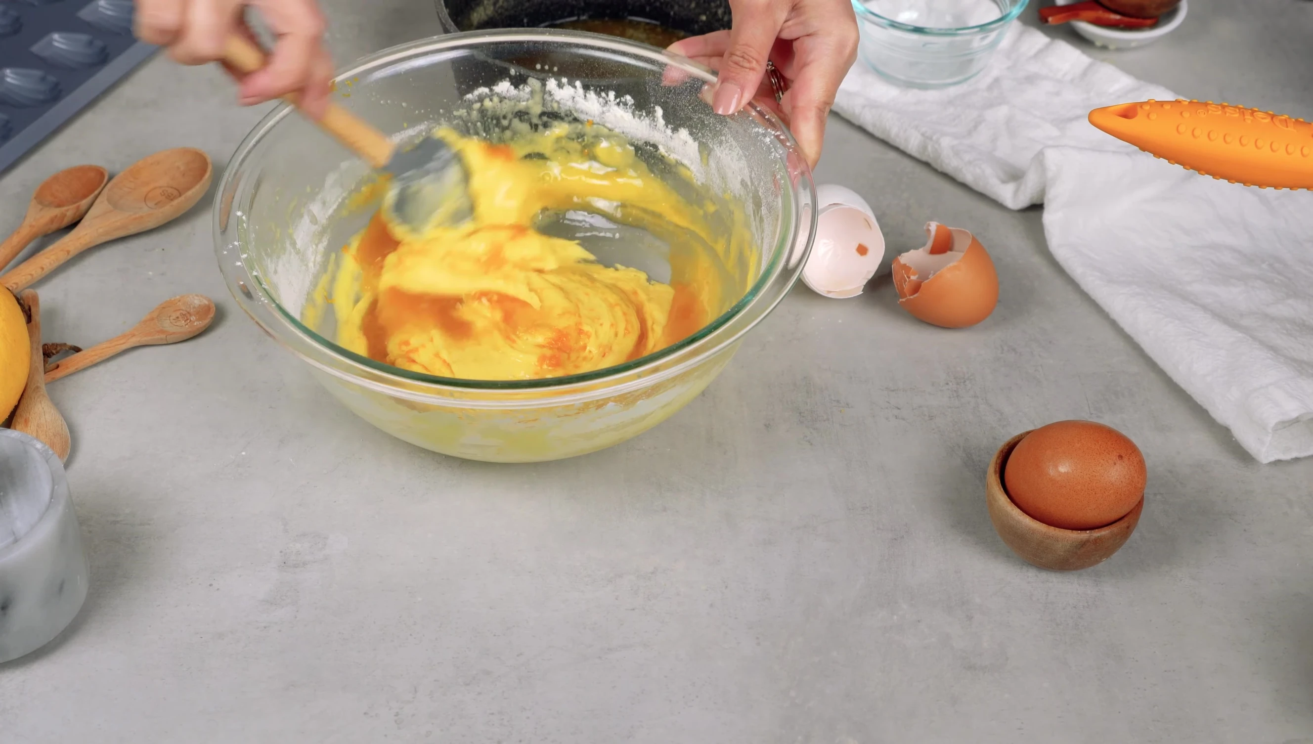 Incorporation du beurre fondu à la pâte.