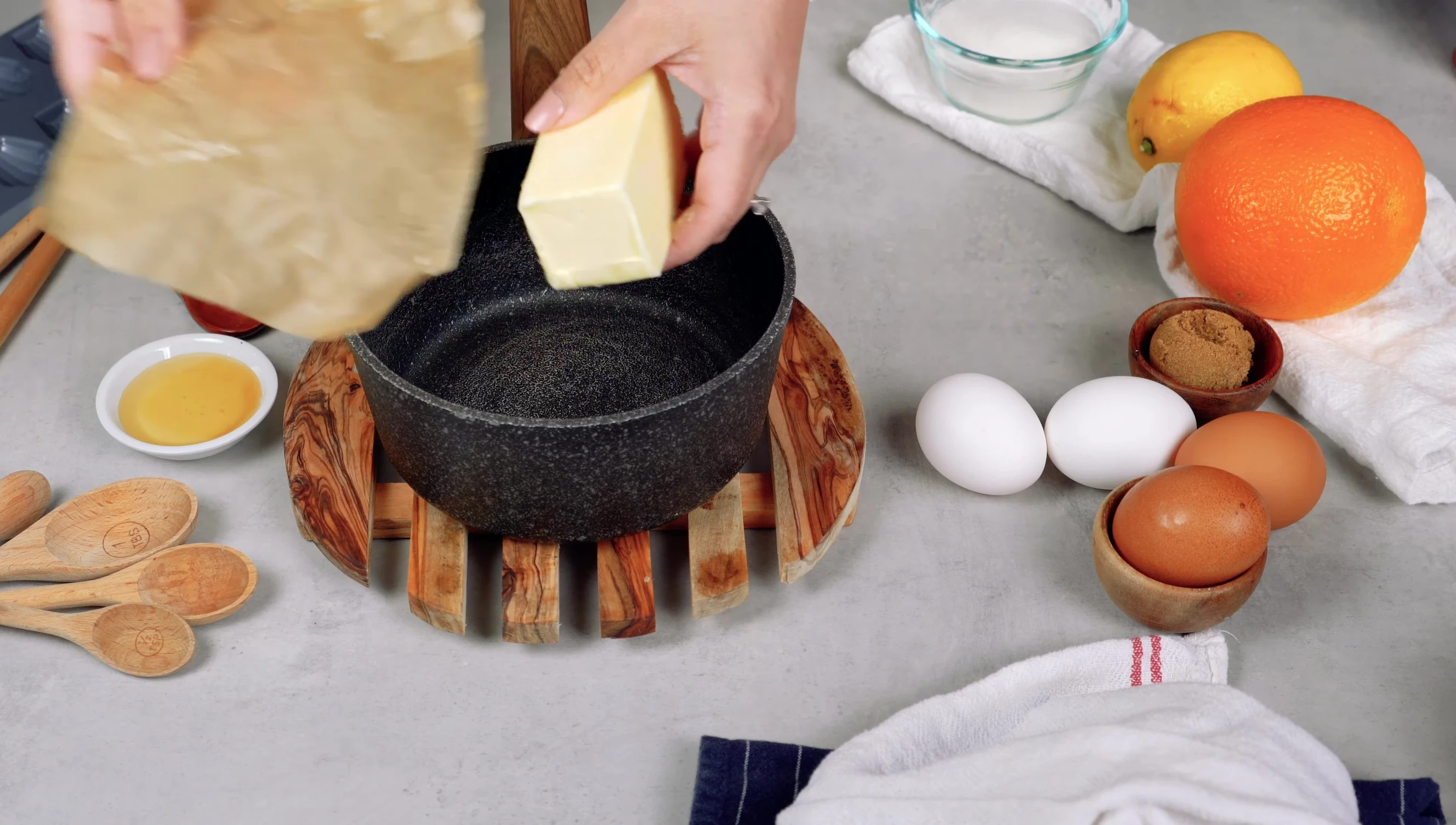 Faire fondre le beurre dans une casserole.