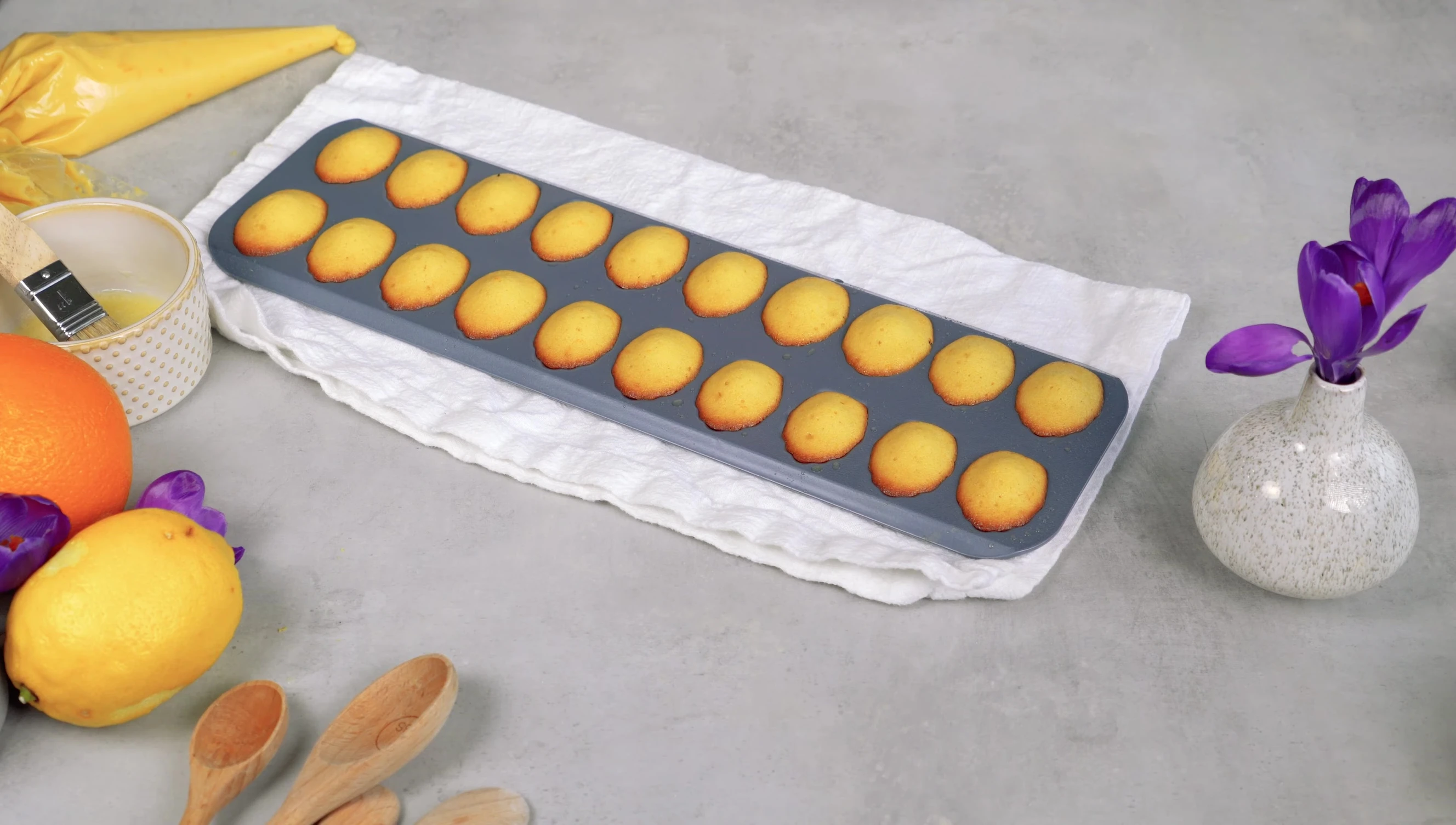 Démoulage des madeleines.