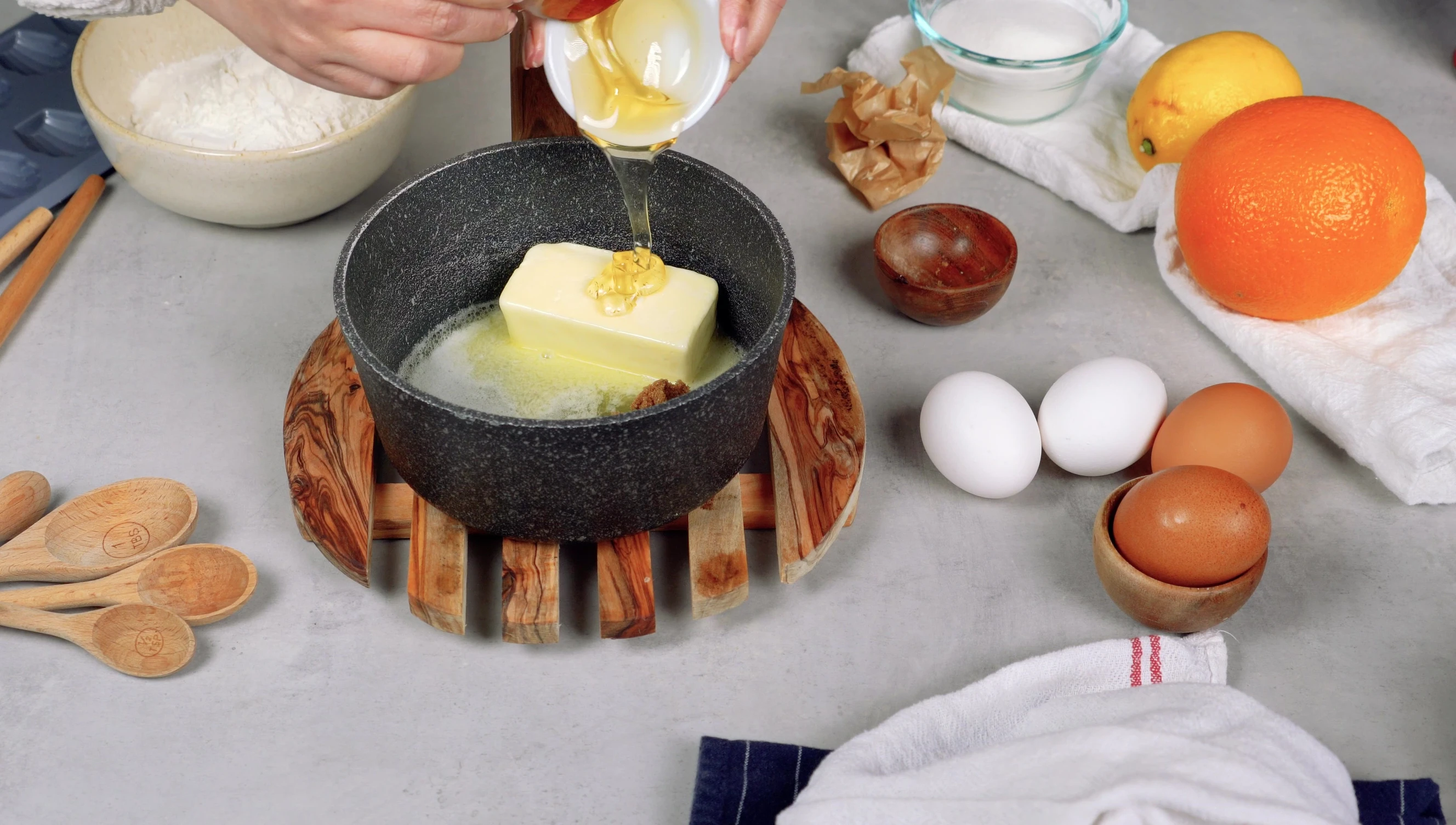 Ajout de cassonade et de miel au beurre fondu.