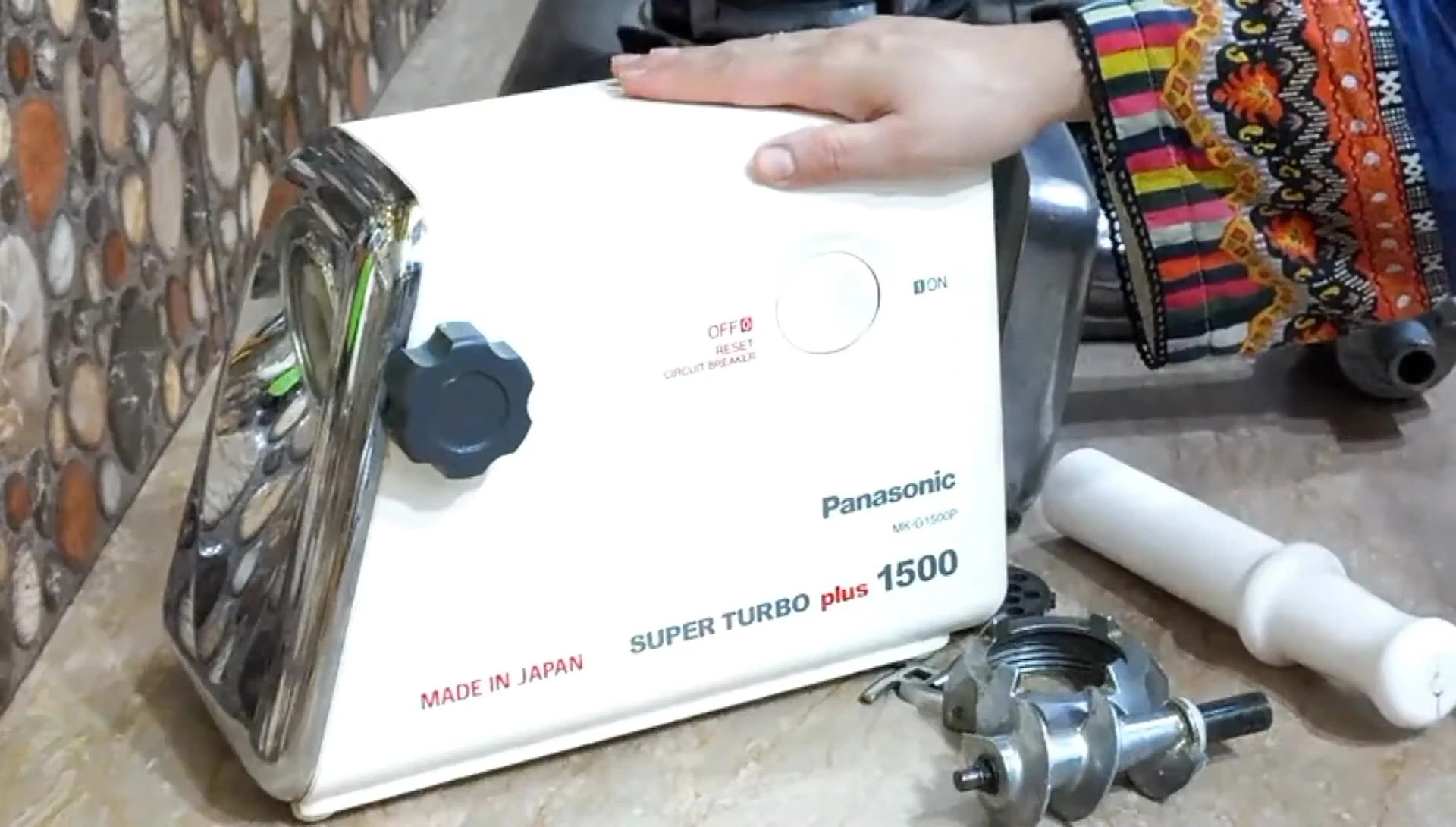 Gros plan sur le logo Panasonic indiquant l'origine japonaise du produit.