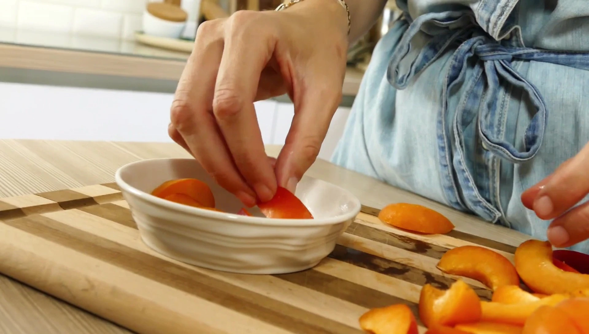 Abricots disposés en rosace dans les moules