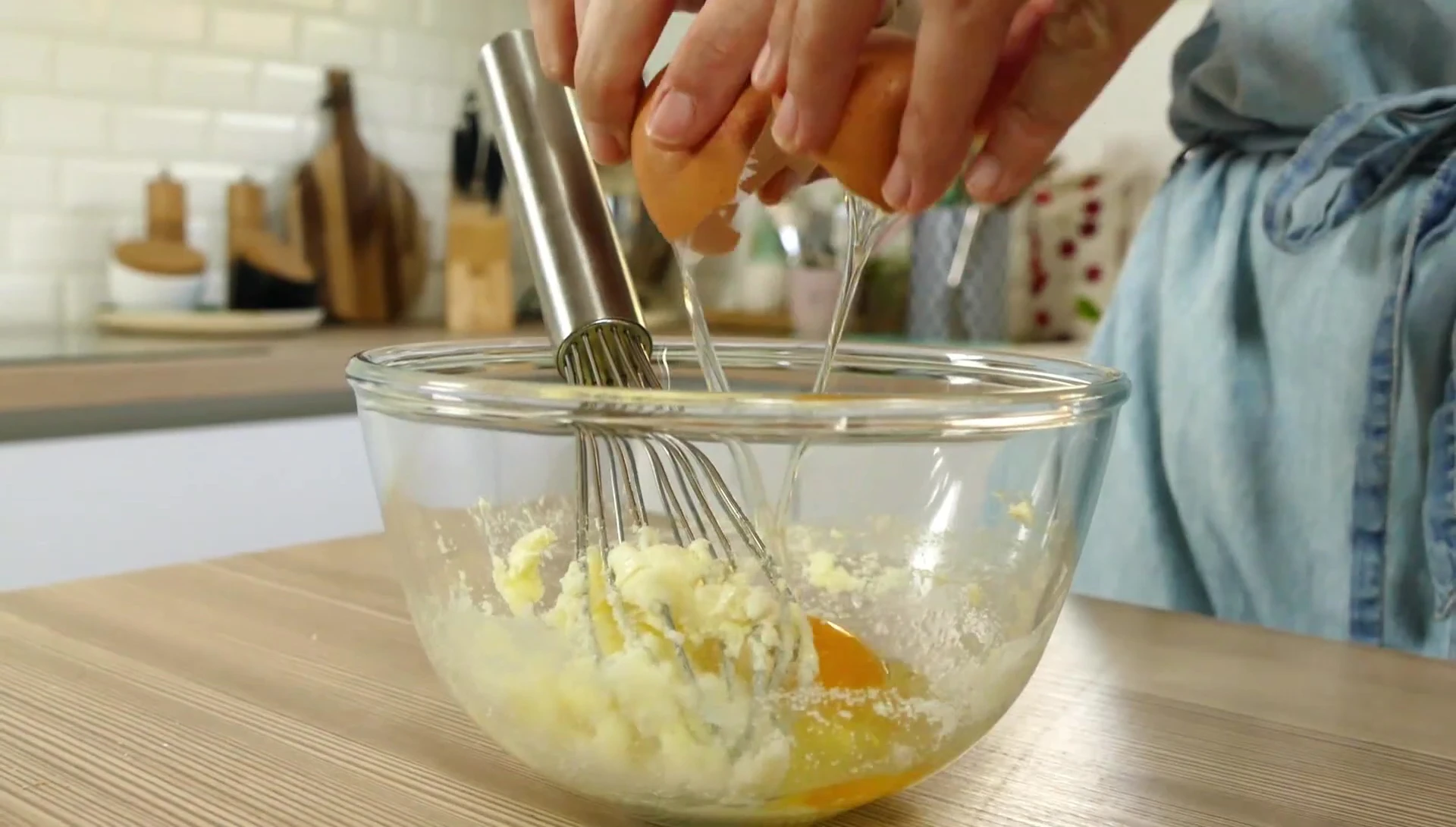 Ajouter l'oeuf et la poudre d'amandes