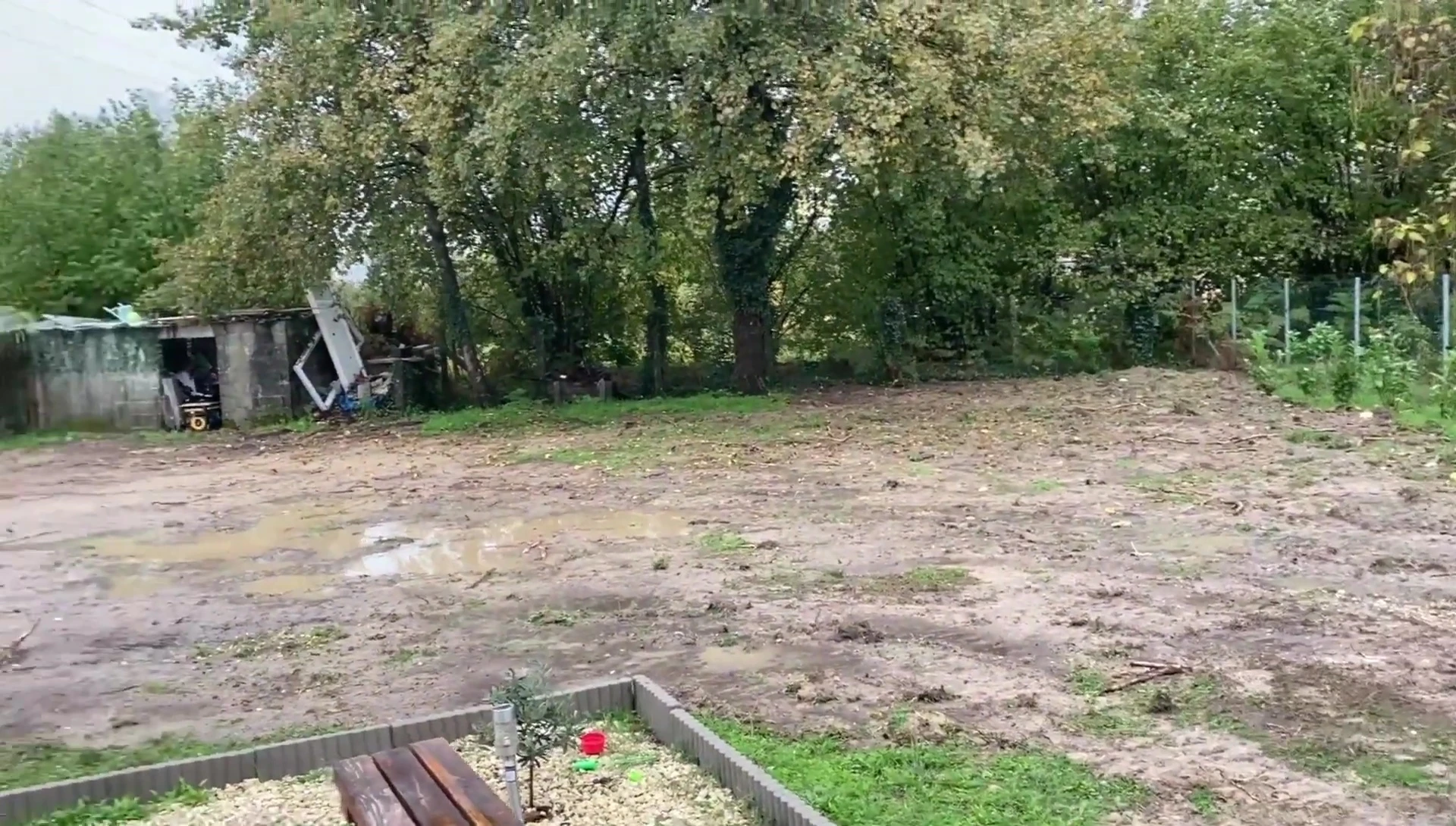 Gros plan sur la terre déplacée.