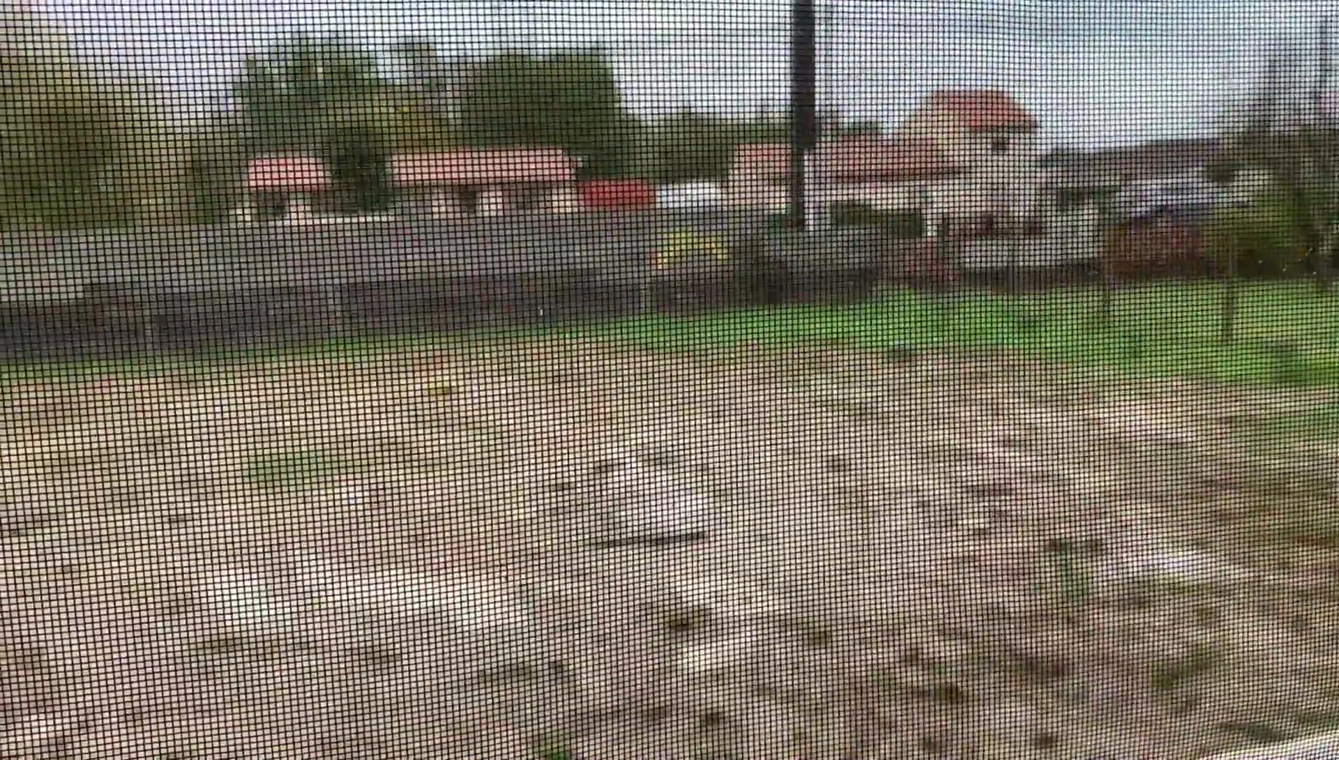 Vue d'ensemble du jardin après le terrassement, montrant la terre déplacée.