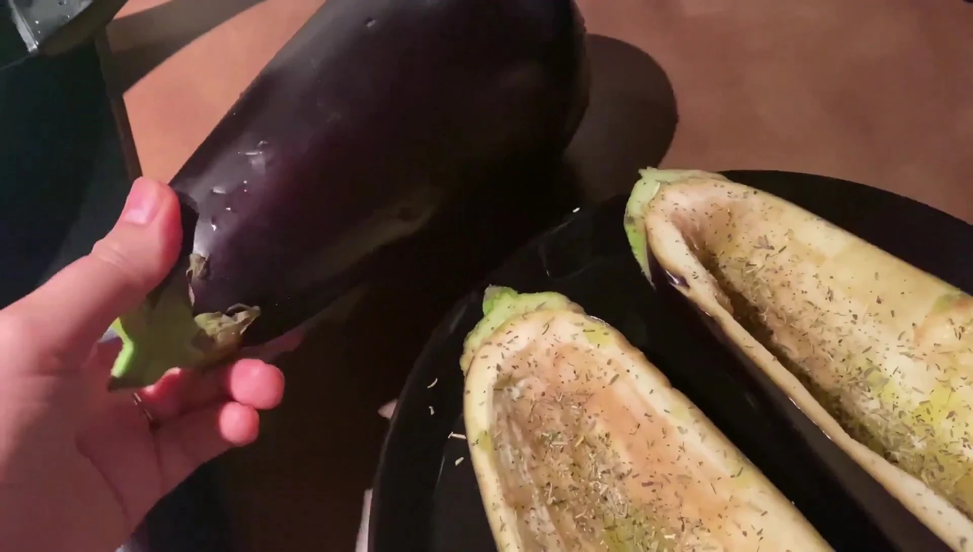 Aubergines géantes prêtes à être farcies.