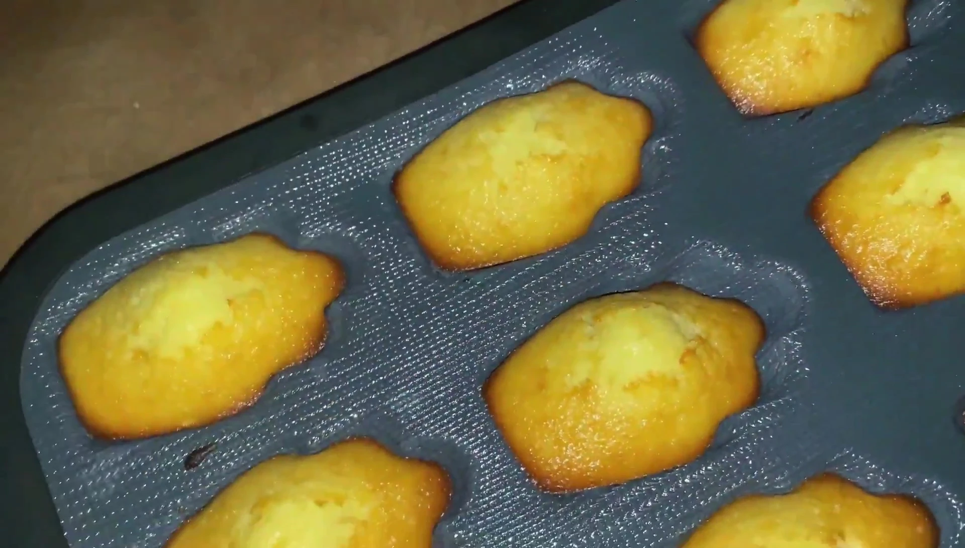 Madeleines sortant du four.