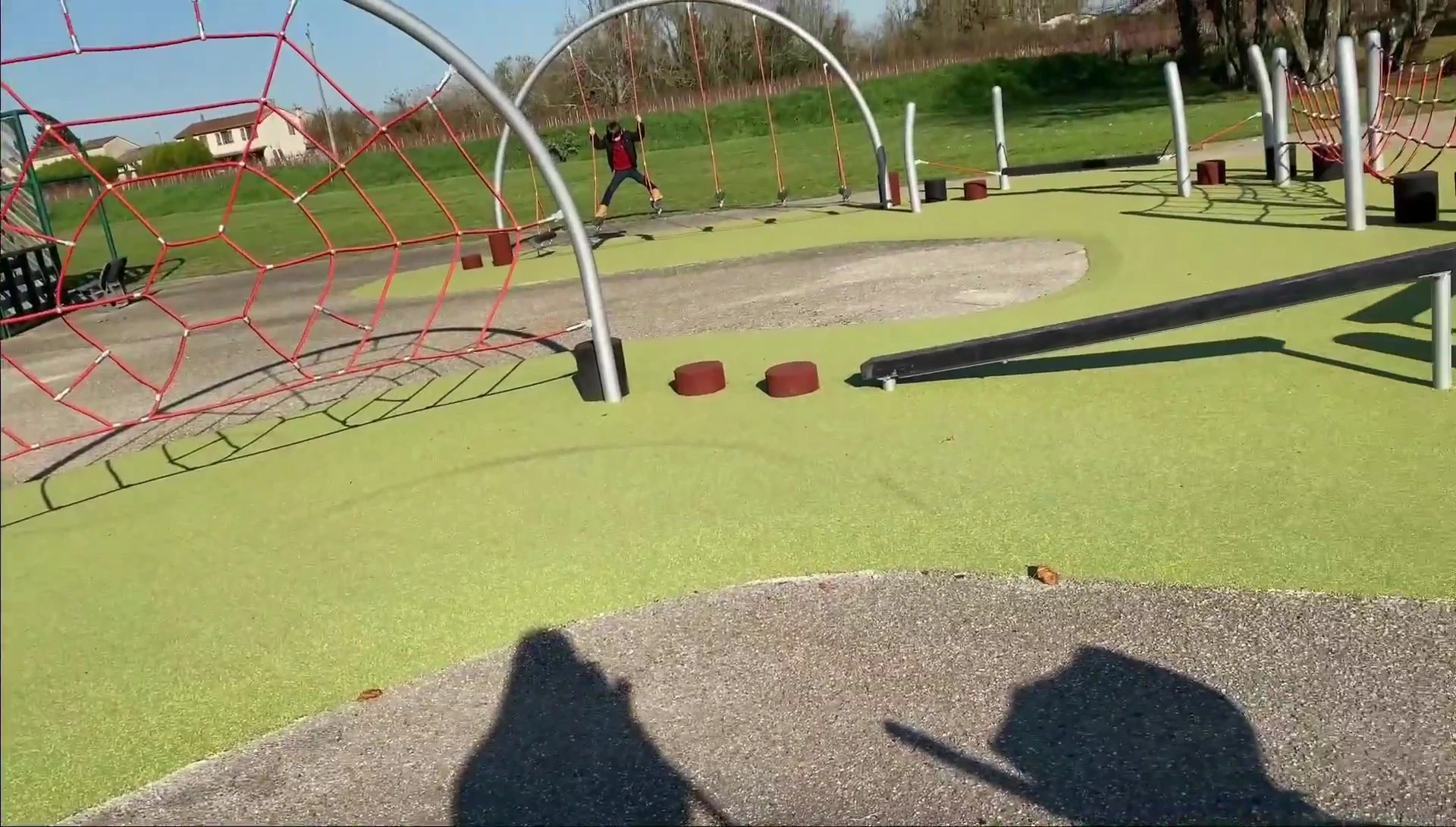 Amine jouant au parc.